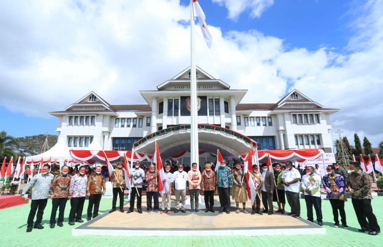 Mendagri Bangga Pembagian 10 Juta Bendera Merah Putih Disambut Meriah Warga Merauke